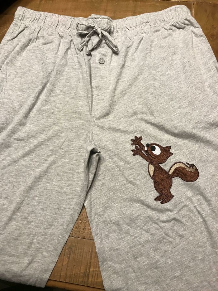 Mi suegra hizo a todos los hombres de nuestra familia un par de estos pantalones de dormir para Navidad