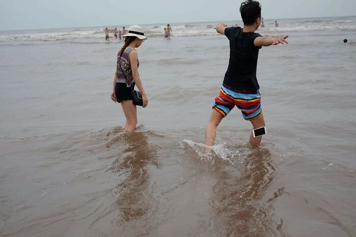 Camera Captured Exact Moment When My Friend Lost His Phone