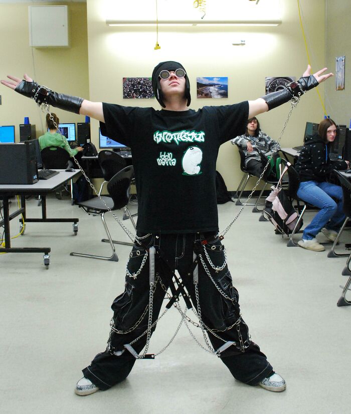 Revisando un montón de fotos antiguas del bachillerato, la expresión de la chica de atrás definitivamente dice mucho