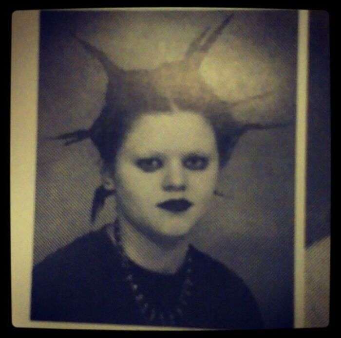 Les presento una gótica de 15 años con las cejas afeitadas. Mi padrastro me apodó "Rayo de sol"