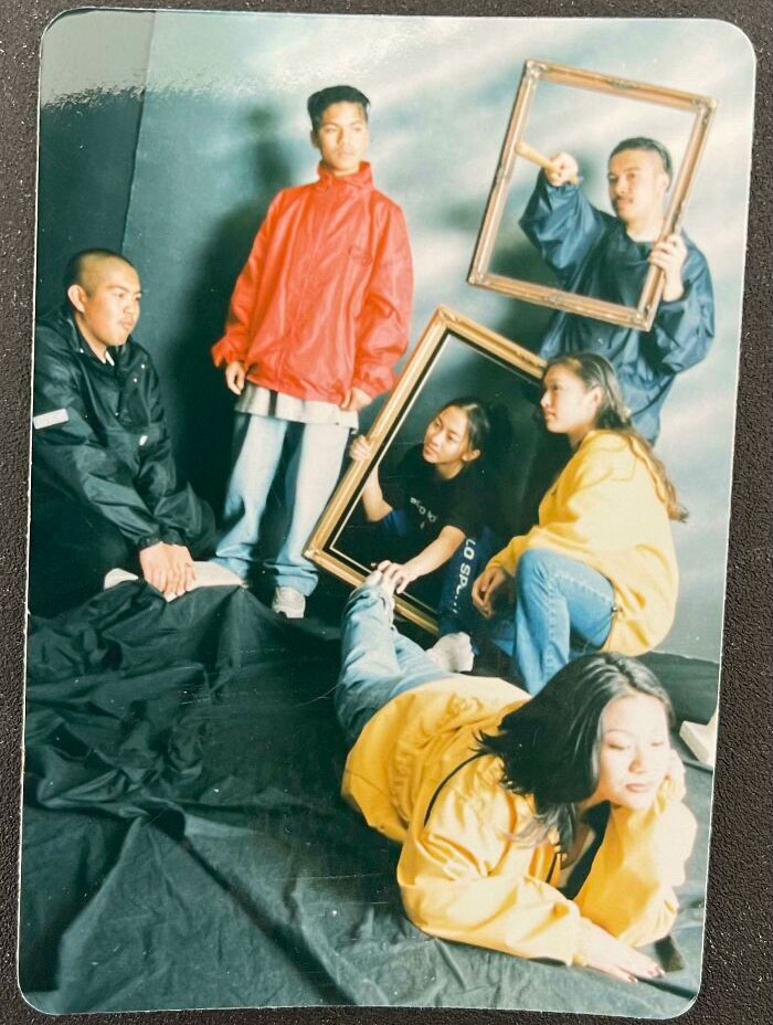 Antes de los teléfonos celulares, nos reuníamos en el centro comercial para tomar estas fotos