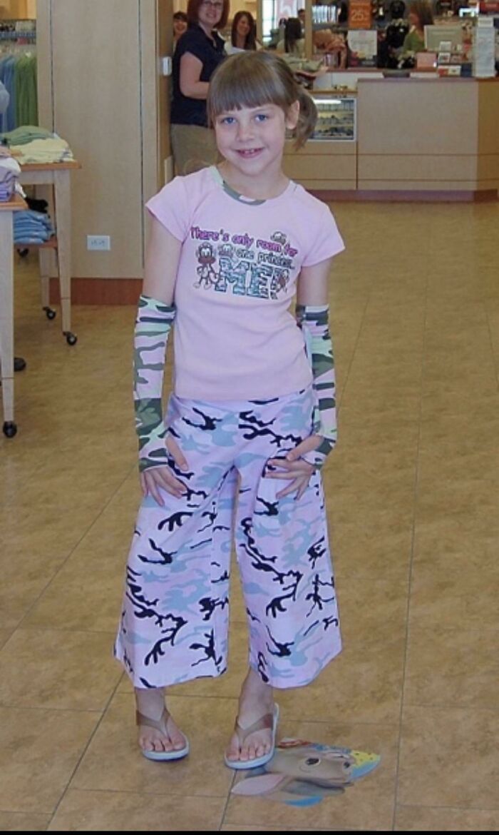 Everything About This Look Just Screams 2000’s (Yes, Those Are High Heel Flip Flops)