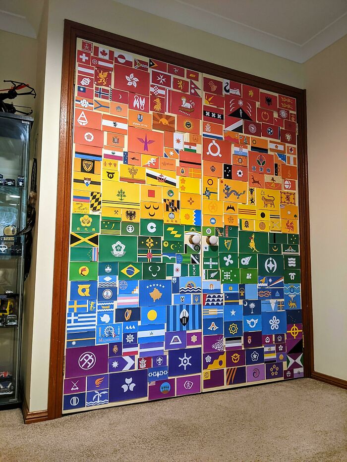 Mi madre me permitía poner cualquier bandera en las puertas de mi armario, excepto la bandera del orgullo. Así que, 241 banderas después