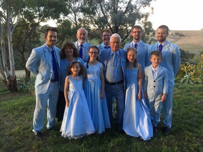 Mi abuelo siempre lleva su traje favorito de los años 70 a todos los eventos familiares, así que como sorpresa para su 80 aniversario nos vestimos a juego