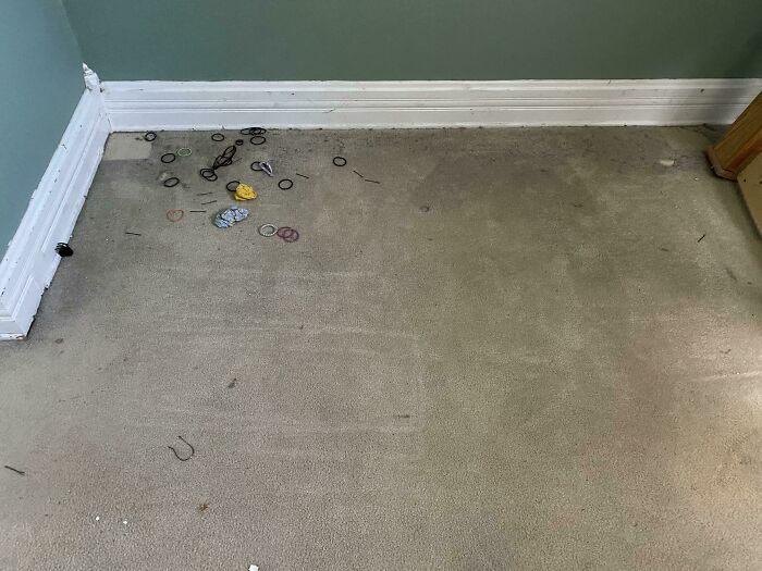 Movimos la cabecera de nuestra cama King extremadamente pesada por primera vez en 5 años. Adivina de qué lado duerme mi esposa