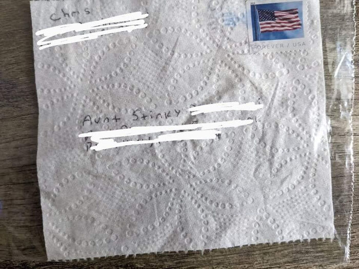 Le envié a mi hermana un pedazo de papel higiénico y fue entregado