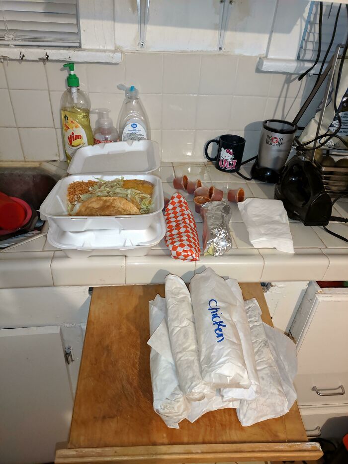Un agradecimiento especial a la amable señora que pidió 80 dólares de comida mexicana solo para no recogerla. Después de varias llamadas y mensajes de texto, y el temporizador de 5 minutos, ahora tengo suficientes burritos para alimentarme durante la próxima semana