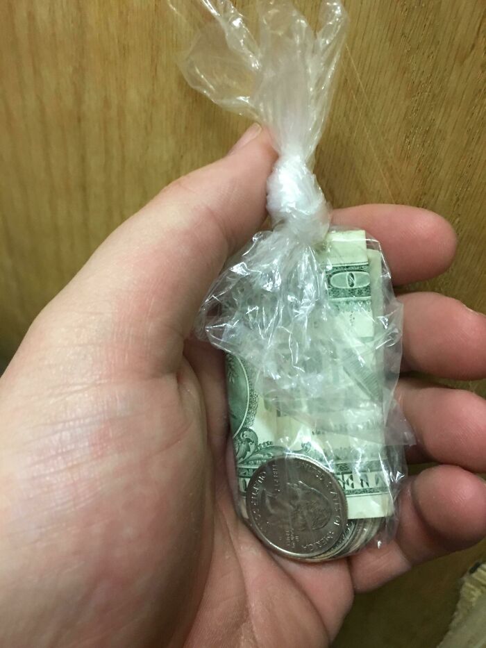 Estaba oscuro, me dio esto como propina y traté de "actuar con calma" porque realmente pensé que me habían dado una propina de drogas