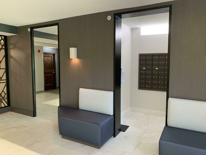 Una de éstas es una puerta y la otra es un espejo de cuerpo entero... Adivina por cuál pasé