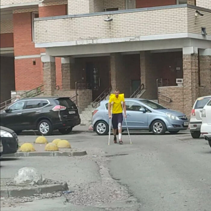 Repartidor en muletas. La economía informal en acción