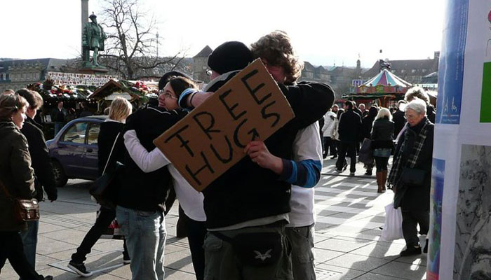 Australian Man Draws A "Hug Here" Spot Outside His House, Capturing Many Heartwarming Moments On His Security Camera