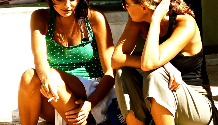 Gente hablando por encima de ti