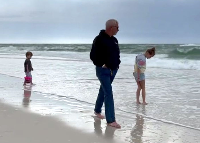 Woman Finds Out Her Dad Would Buy Seashells And Throw Them On The Beach For Her To Find When He Does The Same For His Grandkids Woman Finds Out Her Dad Would Buy Seashells And Throw Them On The Beach For Her To Find When He Does The Same For His Grandkids