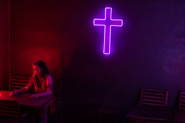 Camarera en Dead Rabbits de la serie "Baikal Blues" (Irkutsk, Rusia 20210 © Arthur Bauer