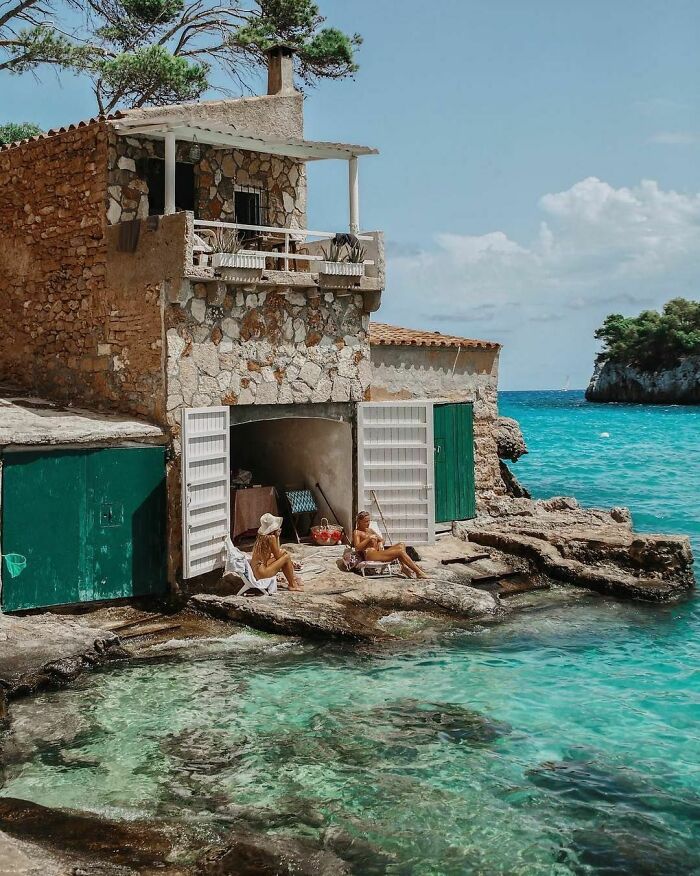 40 Homes That Feel Too Dreamy To Be Real, As Shared On The ‘Somewhere I Would Like To Live’ Instagram Account