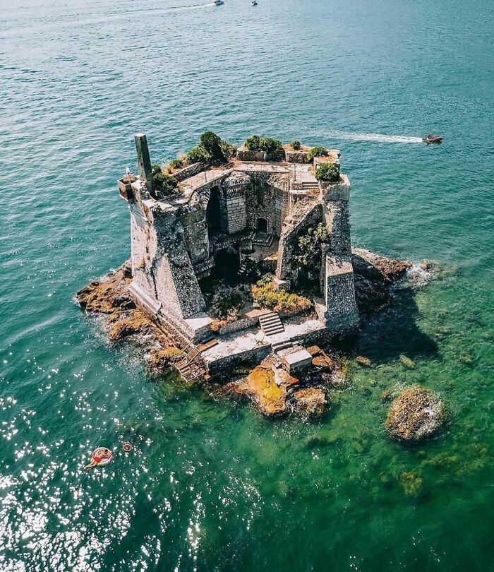 40 Homes That Feel Too Dreamy To Be Real, As Shared On The ‘Somewhere I Would Like To Live’ Instagram Account