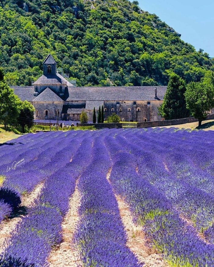 40 Homes That Feel Too Dreamy To Be Real, As Shared On The ‘Somewhere I Would Like To Live’ Instagram Account