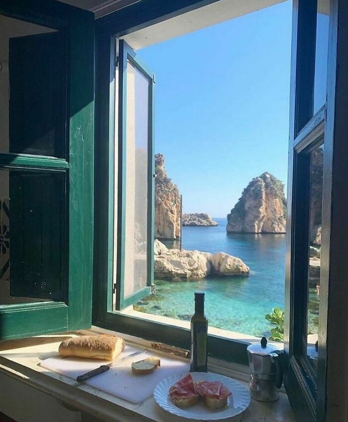 40 Homes That Feel Too Dreamy To Be Real, As Shared On The ‘Somewhere I Would Like To Live’ Instagram Account