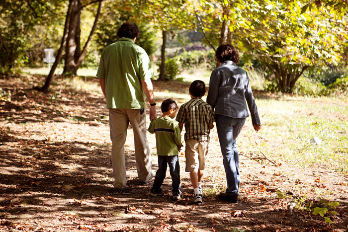 18-Year-Old Takes Cheesy “Family” Pics With Her Friends After She Found Out That Her Family Excluded Her From Their Easter Card Photoshoot 18-Year-Old Takes Cheesy “Family” Pics With Her Friends After She Found Out That Her Family Excluded Her From Their Easter Card Photoshoot