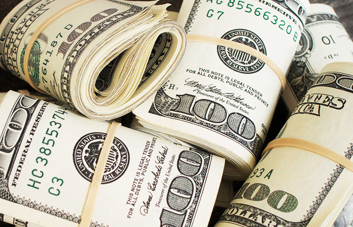 Millionaire Dad Appoints Younger Daughter As His Will Executor Before Passing Away, She Decides To Have Fun With The Relatives She Dislikes