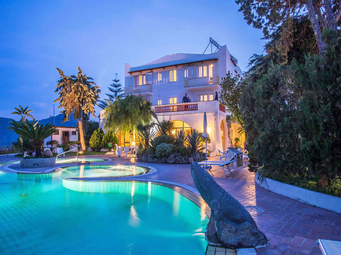 Millionaire Dad Appoints Younger Daughter As His Will Executor Before Passing Away, She Decides To Have Fun With The Relatives She Dislikes