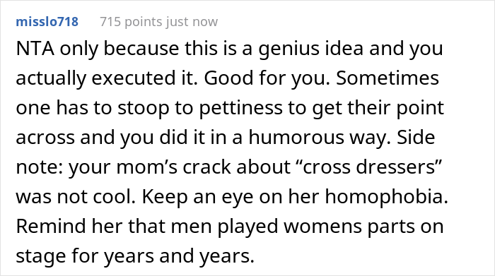 18-Year-Old Takes Cheesy “Family” Pics With Her Friends After She Found Out That Her Family Excluded Her From Their Easter Card Photoshoot 18-Year-Old Takes Cheesy “Family” Pics With Her Friends After She Found Out That Her Family Excluded Her From Their Easter Card Photoshoot