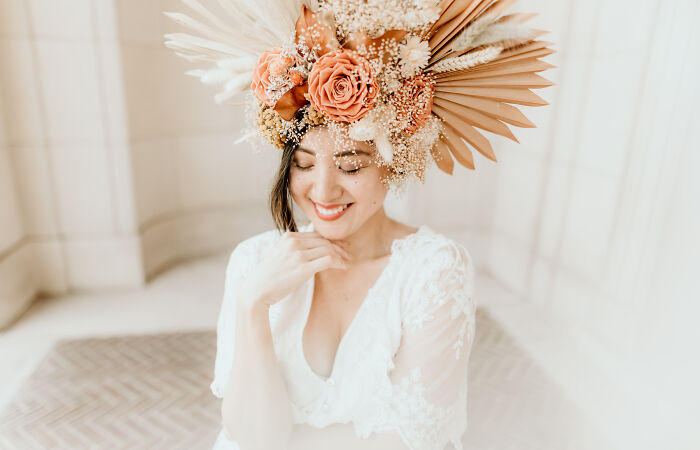 How A Model, Wedding Florist And An Elopement Photographer Created A Bridal Look Inspiration (7 Pics)