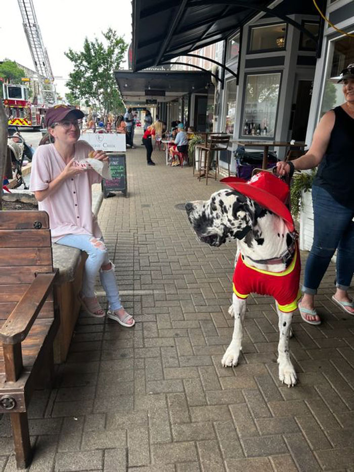 Accidentalmente fuimos sorprendidos por este bombero mientras comíamos tacos, y luego nos hicimos amigos. Tan educado. Un verdadero gigante gentil