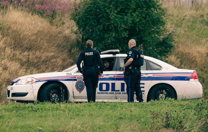 Esta mujer arrogante no entiende el concepto de propiedad privada y llama a la polic&iacute;a cuando su vecina no deja que sus hijos jueguen en su patio