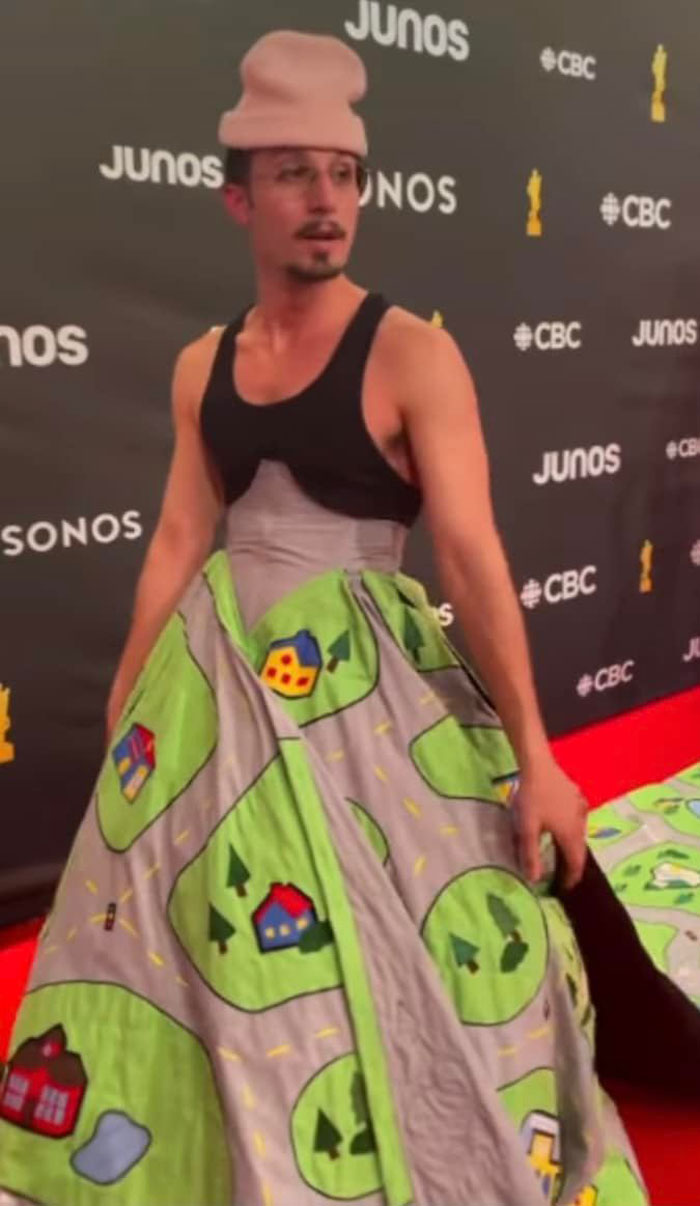 No voy a cubrir su cara porque es "famoso", pero maldita sea, ¿qué es esto? Te amo, Bbno$, pero esto es algo que vería en una sala de espera