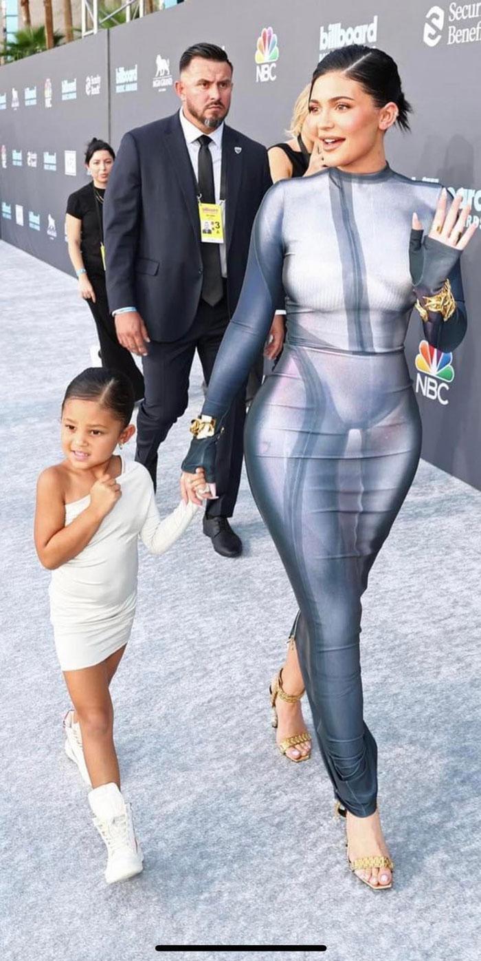 Ese vestido parece que se hizo pipí encima. ¿Qué son esas líneas?