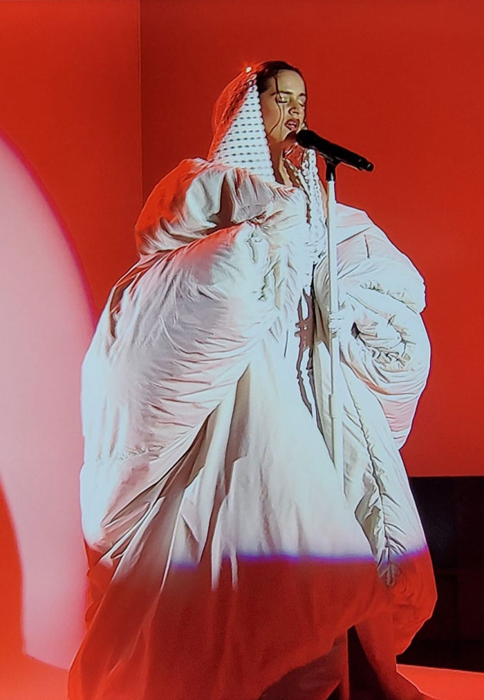 Esto es un edredón de plumas y una alfombra de baño