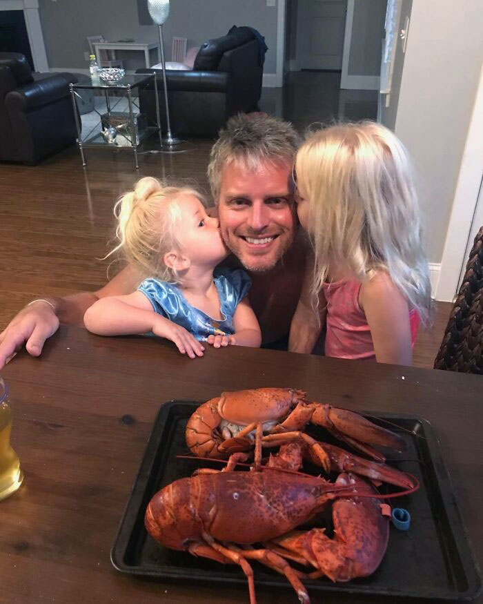 Feliz Día del Padre para el mejor. Se suponía que yo iba a cocinar este festín, pero él me dejó dormir la siesta. Cuando me desperté, él había cocinado su propia cena de celebración