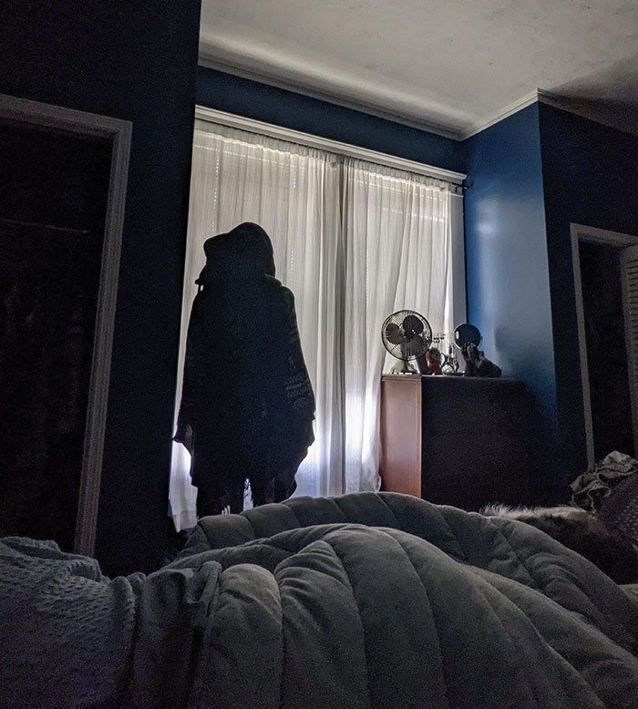 Me desperté y descubrí que mi esposa movió nuestro perchero ayer