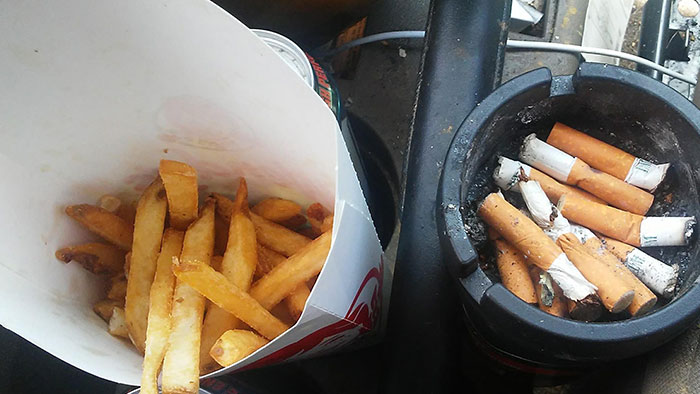 Puse mis papas fritas al lado del cenicero de mi esposo en el auto. Continué navegando por mi teléfono mientras agarraba a ciegas las papas fritas y me las metía en la boca