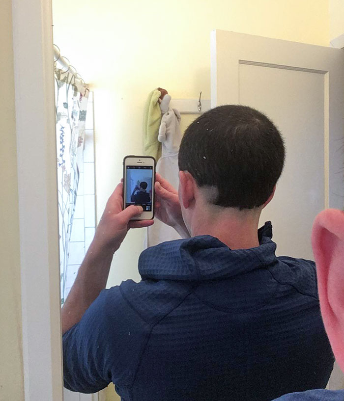 Compré una maquinilla eléctrica para hacerme un corte en cuarentena. Le pedí a mi esposa que me ayudara a recortar la parte trasera