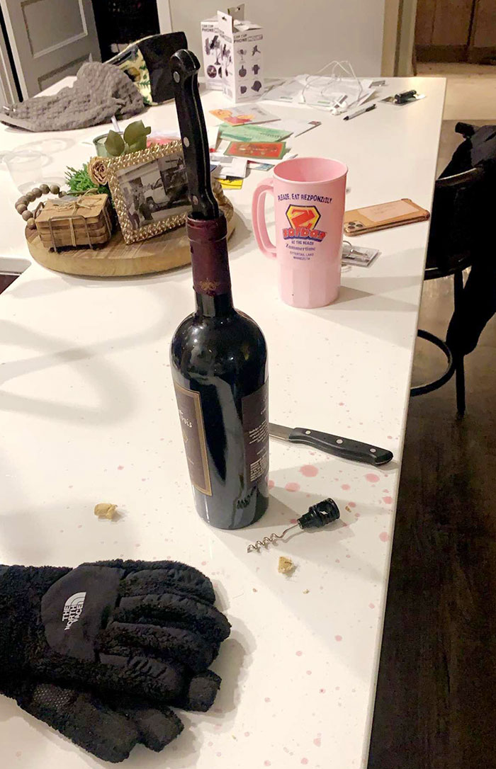 Mi esposa después de un turno de 13 horas de enfermería en la Unidad de Covid.