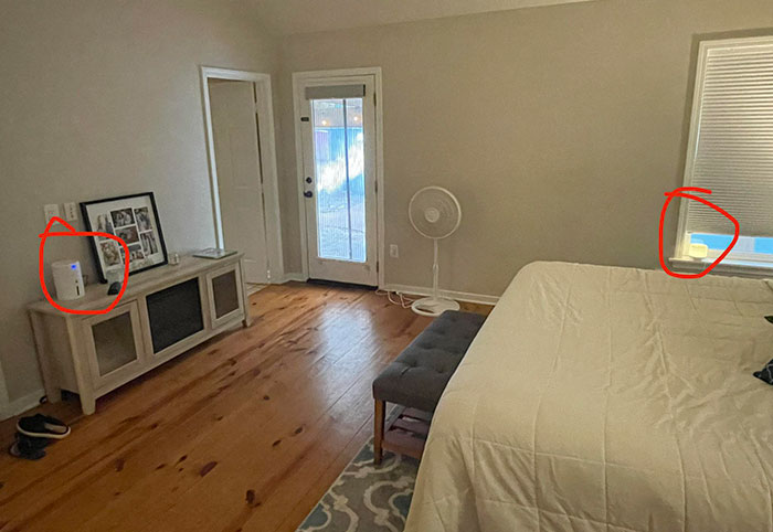 Llegué a casa del trabajo. Mi esposa dijo que el dormitorio estaba húmedo, así que encendió el deshumidificador. Miré por la ventana y noté que tenía un humidificador funcionando