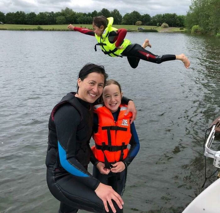Mi hija le pidió a su papá que la lanzara en mi foto donde ella hizo esta pose. Ahora está convencida de que es una verdadera superheroína