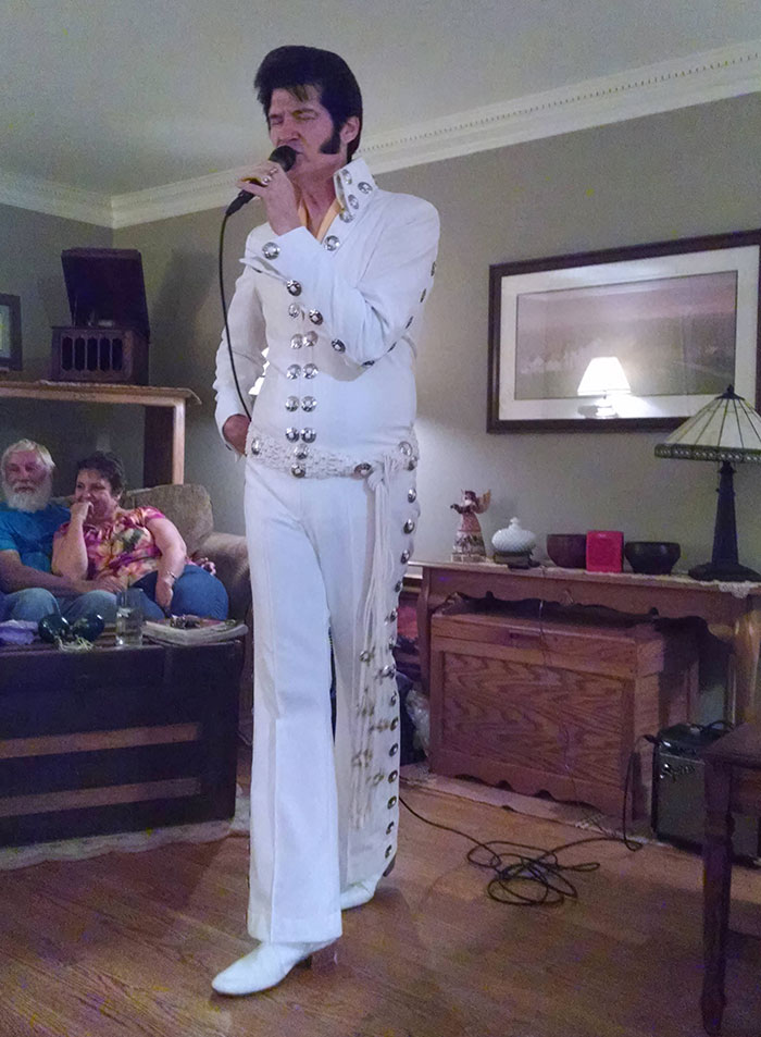 Mi familia es bastante extraña. Esta noche, mi madre contrató a un imitador de Elvis y no se lo dijo a nadie