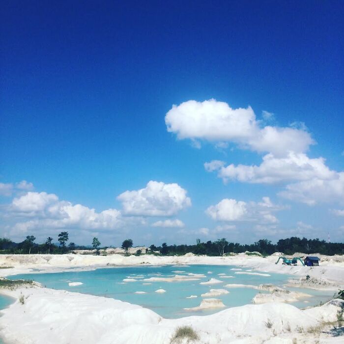 Can You See The Small Planes In The Middle