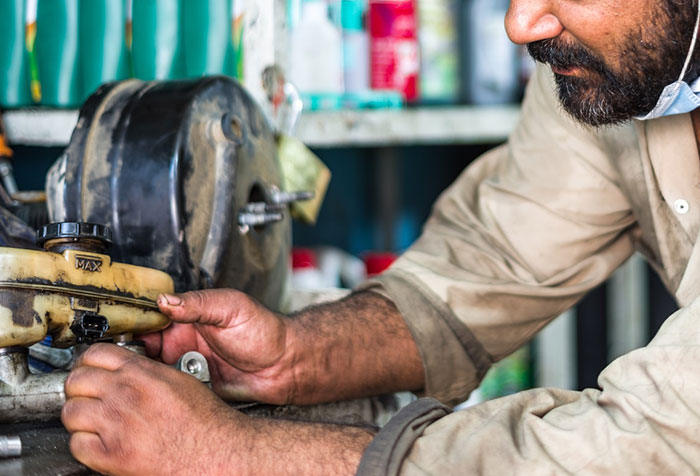After A Mechanic Thought He Could Scam This Woman, She Embarrassed Him In Front Of The Whole Shop After A Mechanic Thought He Could Scam This Woman, She Embarrassed Him In Front Of The Whole Shop