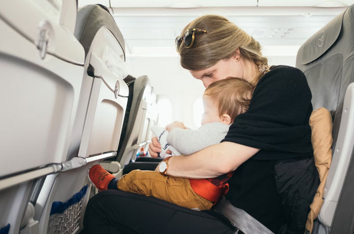 Una madre furiosa porque un chico no le cede el asiento en el avión hace comentarios sarcásticos, él recurre a Internet para preguntar cuál de los dos se equivocó