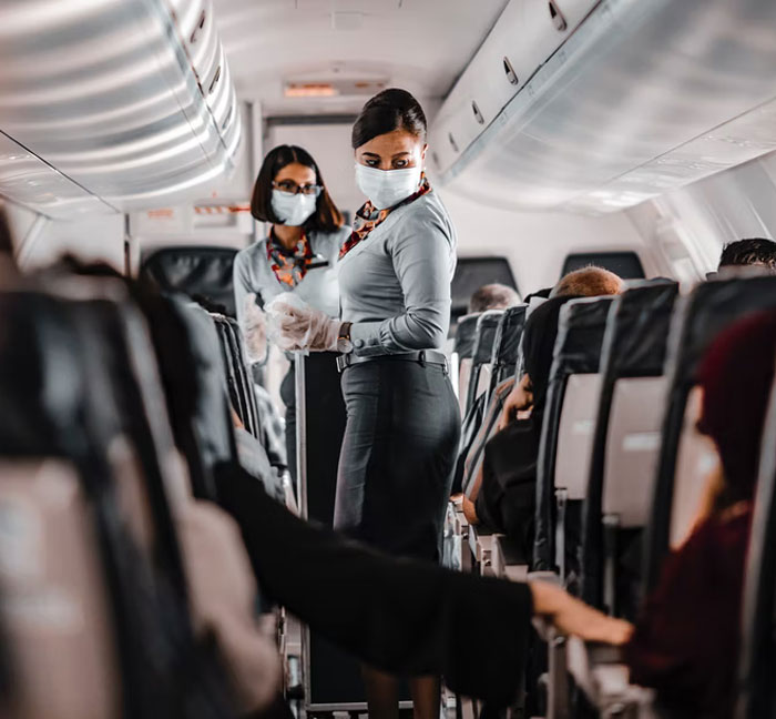 Una madre furiosa porque un chico no le cede el asiento en el avión hace comentarios sarcásticos, él recurre a Internet para preguntar cuál de los dos se equivocó