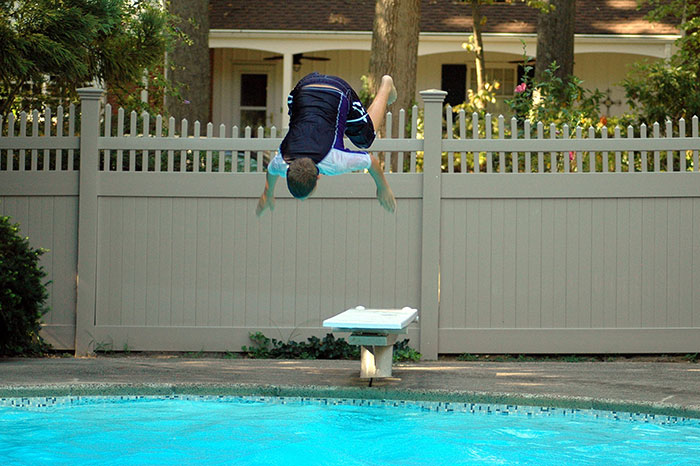 Esta mujer no permite que los hijos de los vecinos usen su piscina privada porque "solo son niños", y se enfadan