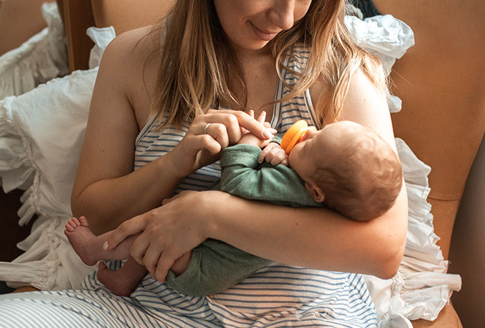 New Mom Warns Her Friend To Wear A Bra Before Meeting Baby, She Doesn't Listen And Calls Her Misogynistic