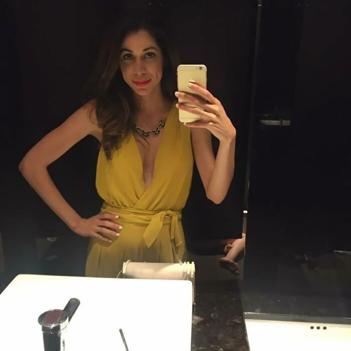 There Are Two Types Of Girls In A Bar's Restroom