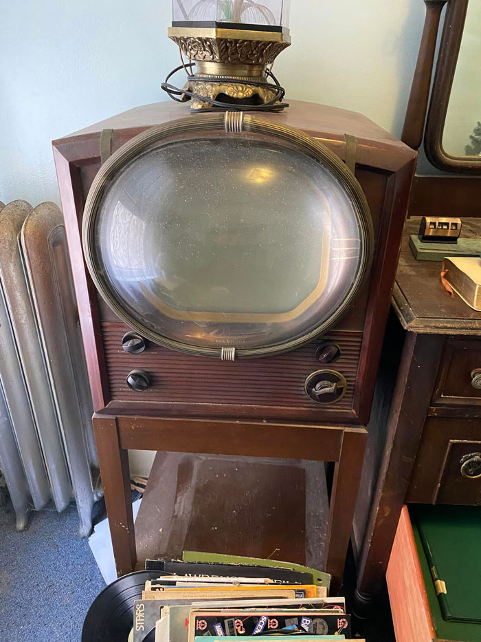 Found This Old TV At An Estate Sale In Ridgewood Queens NY. Didn’t Come Home With Me But It Was Tempting