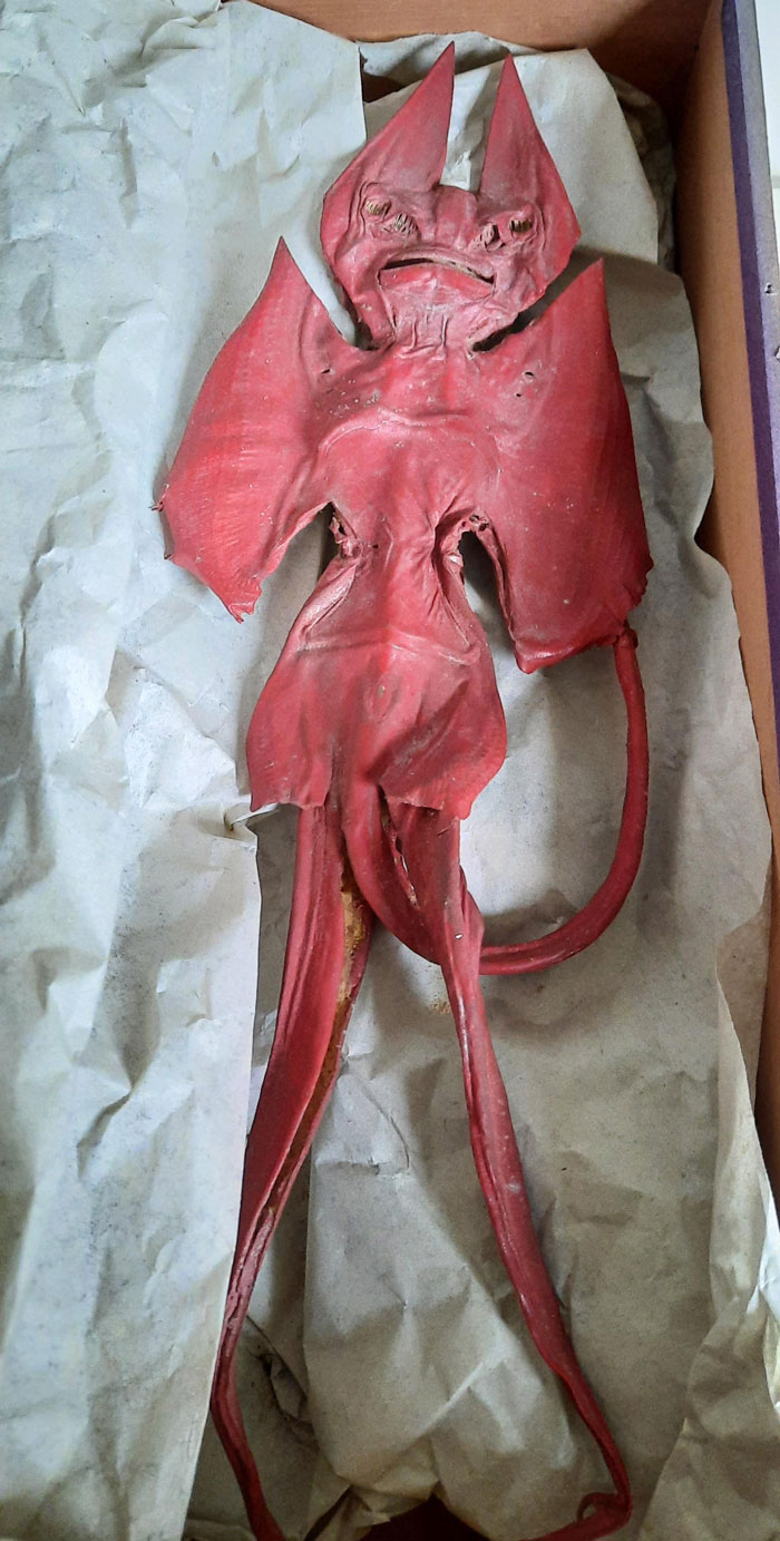 ¿Qué es esta figura del diablo de cuero rojo, encontrada en una caja de madera en un ático?