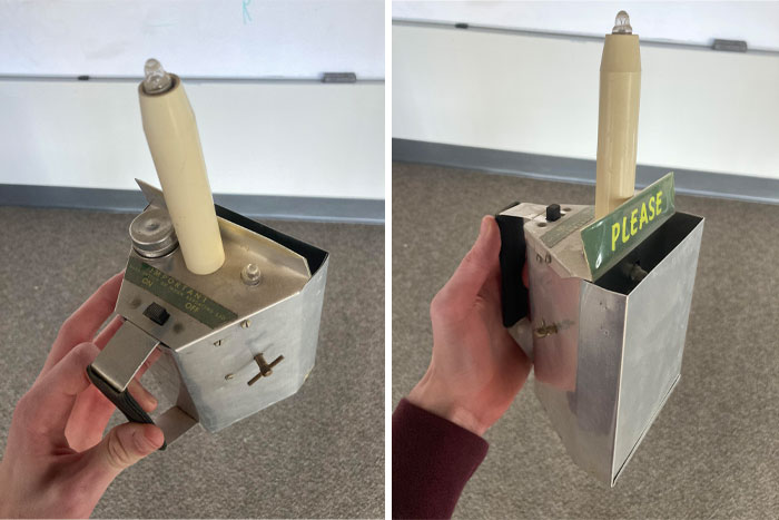 Encontré esto en lo profundo del almacén de mi iglesia. Parece que hay un lugar para una batería, múltiples luces, e incluso una perilla que sólo hace clic cuando se gira. Parece ser de los años 70 y está hecho principalmente de aluminio. Todo lo que puedo pensar es que era una especie de dispositivo de diezmo, pero no parece que se pueda abrir